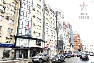 Сдается в аренду нежилое помещение на 1 линии ул.Молодогвардейская/пл.Куйбышева. 
Престижная центральная часть города.
Отдельный вход, витринное...