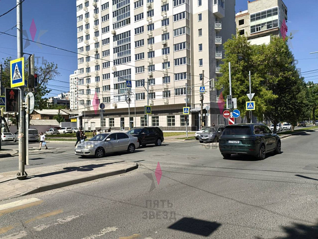 Продаётся помещение свободного назначения на 1 линии ул. Маяковского/Ленинская в центральном престижном районе торгово-деловой активности. 
Два отдельных входа, удобная функциональная планировка, много окон по периметру, высокие потолки 3-4,5 метра, все к