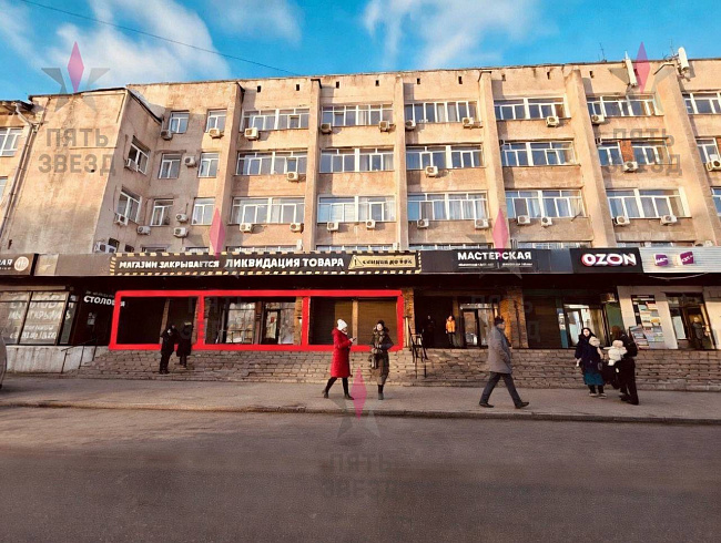 85 м² на первой линии 
Чернореченская, 21 — прямо с тротуара, огромные витрины на весь фасад.
Идеальное помещение под спортивный магазин, streetwear, обувь, пуховики, аксессуары, пункт выдачи маркетплейса + шоу-рум, косметологию или салон красоты.
• Перва