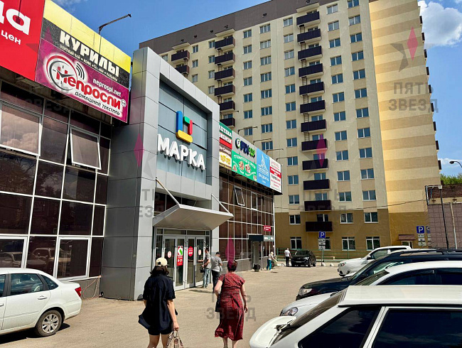 Объект расположен на первом этаже современного торгово-офисного центра “Марка”. 
Данный объект привлекателен своим выгодным расположением. Так как торговое помещение находится на первой линии первого этажа рядом с федеральными сетевыми якорными арендатора