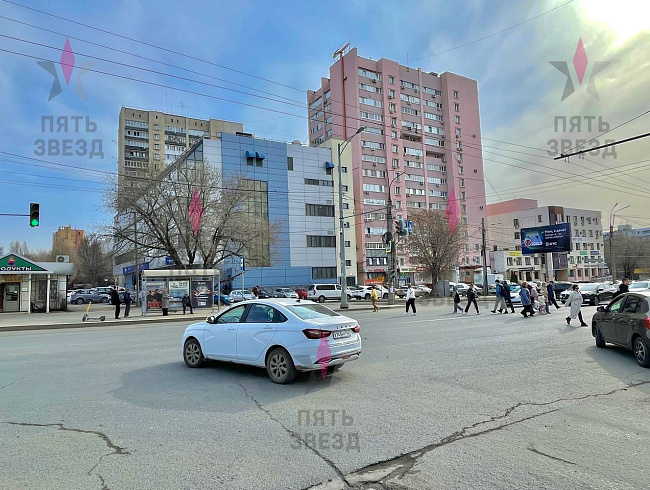 Продается нежилое помещение на 1 линии пр. Кирова/Московского шоссе. Рядом расположены: Макдоналдс, ТЦ Самолет, главный офис ВТБ, остановки общественного транспорта и.т.д.
 
-Общая площадь 237 кв.м;
-3 отдельных входа;
-Витринное остекление;
-Окна на две 