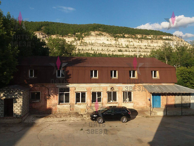 ✔️Продажа нежилого здания общей площадью 620 кв.м 
Объект представляет собой двухэтажное здание: первый этаж 260 кв.м, мансардный этаж 280 кв.м, цокольный этаж 80 кв.м. Свободная планировка, три входа, городской водопровод, выделенная электрическая мощнос