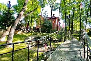 Дом построен в 2003 году, общая площадь дома 670 кв.м, площадь земельного участка 41 сот. 
1 этаж: 2 входа в дом, большая прихожая, гостиная со...