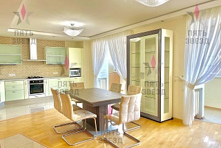 Продается просторная 3-к. квартира. Общая площадь 131,7 кв.м, большая кухня гостиная с двумя утепленными и объединенными лоджиями, 2 спальные комнаты...