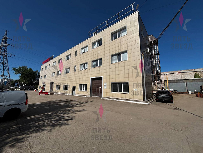 Продаётся производственно-офисный комплекс на 1 линии ул. Заводское шоссе в развитой промышленной зоне города. 
Объект включает в себя: 3-х этажное торгово-офисное здание 2642,9 кв.м.(высокие потолки 3 метра, свободная планировка, грузовой лифт, удобные в