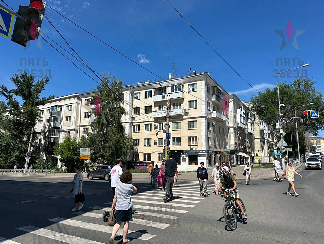 Сдается в аренду нежилое помещение на 1 линии ул. Ново-Садовая д.2/ул.Полевая. 
Центральный, престижный район деловой активности. 
Отдельный вход, витрины, свободная планировка, все коммуникации. 
Рядом расположены остановки общественного транспорта, пеше