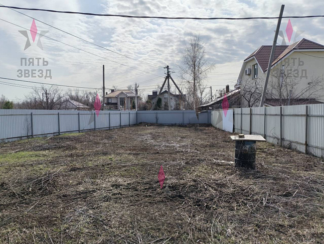 Продаётся земельный участок 7соток в СНП «Рассвет» на въезде в п. Гранный. 
Рельеф ровный, огорожен забором по периметру. Электроэнергия на участке, газ по границам. 
Удобные подъездные пути. 
В шаговой доступности расположены остановки общественного тран