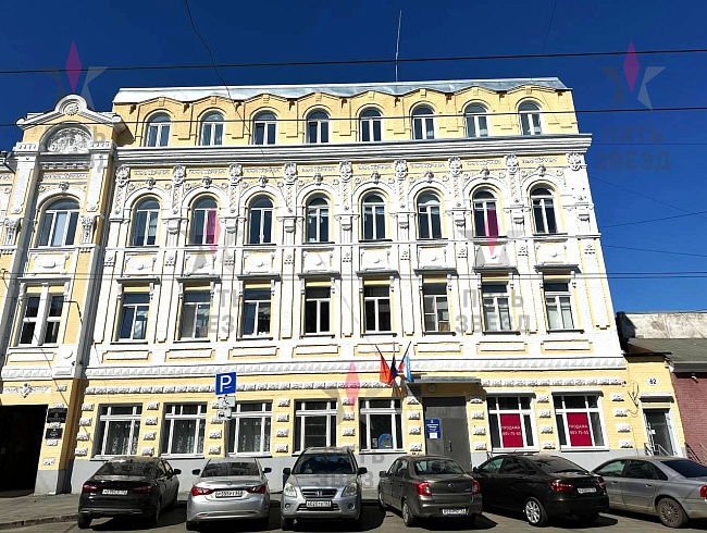 Продаётся нежилое помещение, расположенное на 1 линии ул. Некрасовская/ул. Молодогвардейская – в центральном престижном историческом районе города с очень развитой инфраструктурой. 
Отдельный вход, качественный ремонт, есть все коммуникации. Функциональна