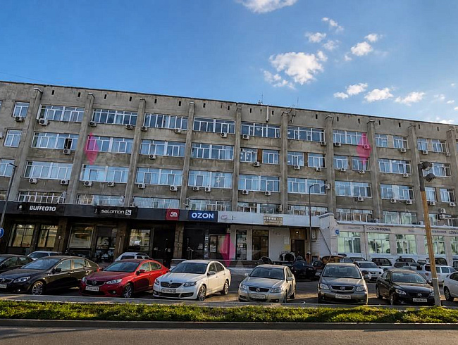 Продаётся нежилое помещение в центральном районе города. 
Объект находится в нежилом отдельно стоящем здании, состоит из двух этажей:
3 этаж площадью 490,5 кв.м, 4 этаж 836,8 кв.м. 
В помещениях хорошее состояние, высота потолков — 3 метра, железобетонные