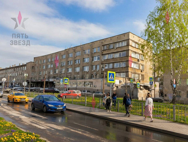 Продаётся нежилое помещение в центральном районе города. 
Объект находится в нежилом отдельно стоящем здании, на 3 этаже площадью 490 кв.м, 
В помещениях хорошее состояние, высота потолков — 3 метра, железобетонные перекрытия, все коммуникации, кондициони
