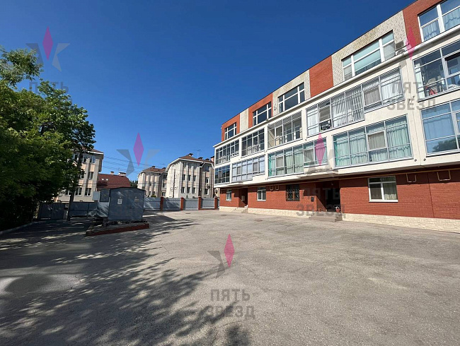 ✔️Продаётся отличная квартира в экологически чистом районе города в непосредственной близости от р.Волга. 
Кирпичный клубный дом 2010 года постройки, закрытая придомовая территория, много места для парковки. Квартира общей площадью 157 кв.м расположена на