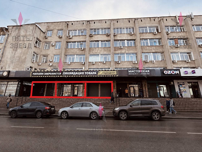 Помещение идеально подойдет под магазин спорттоваров, одежды, обуви, аксессуаров, маркетплейс-пункт выдачи + шоу-рум, косметологию, салон красоты.
• Первая линия — прямой вход с тротуара, огромные витрины на всю ширину фасада (видно с 50–70 метров), макси