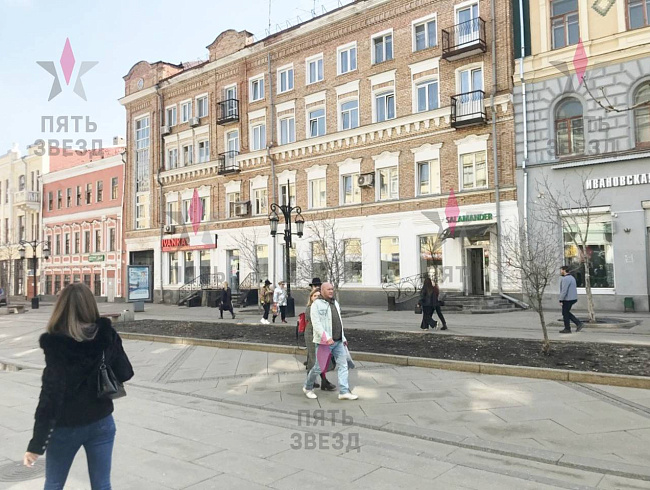 Сдается в аренду нежилое помещение на 1 линии центральной пешеходной улицы города Ленинградской-Самарский «Арбат». 
Очень высокий пешеходный переход