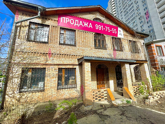 Продается двухэтажный дом общая площадью 217,7 кв.м, с земельным участком площадью 3.8 сот . Дом построен из кирпича, 5 комнат, все городские коммуникации. На территории есть кирпичный гараж 54 кв.м . Объект расположен в густонаселенном районе современной