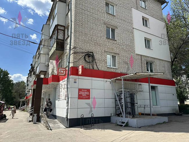 Продаётся готовый арендный бизнес – нежилое помещение на 1 линии в п. Мехзавод. 
Объект имеет 3 отдельных входа, большое витринное остекление, функциональную планировку, железобетонные перекрытия, все коммуникации. 
На фасаде много места для наружной рекл