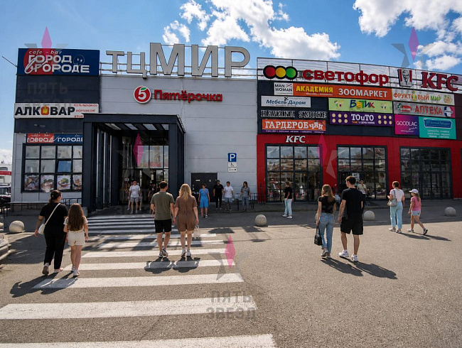 Аренда торговой площади в популярном торговом центре “Мир” около центрального входа. 

В ТЦ работают федеральные сетевые якорные арендаторы - “Пятерочка”, “Галамарт”, “Фармленд”, “KFC”, “Улыбка Радуги” и т.д.

Высокий транспортный и пешеходный трафик. Пос