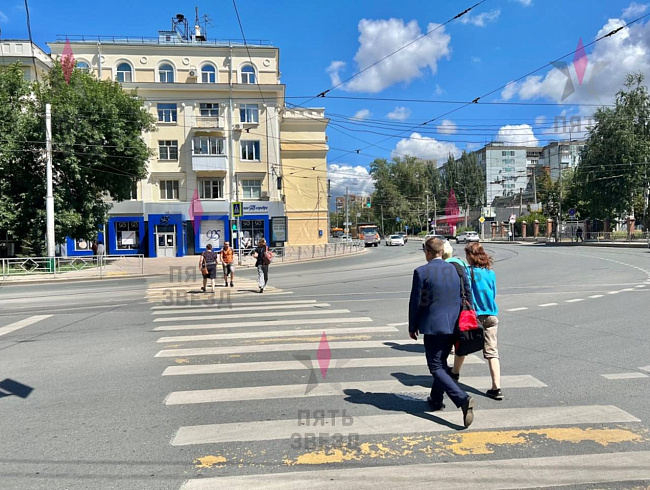 -Аренда нежилого помещения на 1 линии ул. Мичурина/Полевая, общая площадь 90 кв.м. Помещение расположенно в самом центре г.Самара, на против пешеходного перехода что обеспечивает большой пеший трафик, автомобильный трафик, в шаговой доступности остановки 