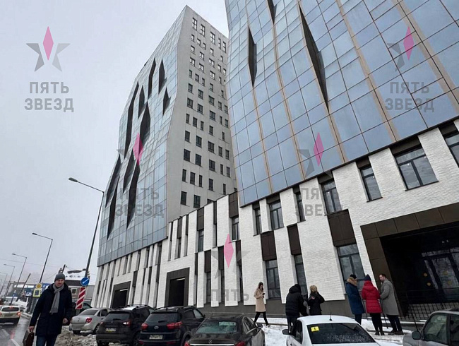 Нежилое помещение на 1 линии одной из главных магистралей города, в новом Бизнес центре. 
Бизнес центр представляет собой два отдельно стоящих многоэтажных здания, современной архитектуры, с волнообразным витринным остеклением. 
Помещение имеет отдельный 